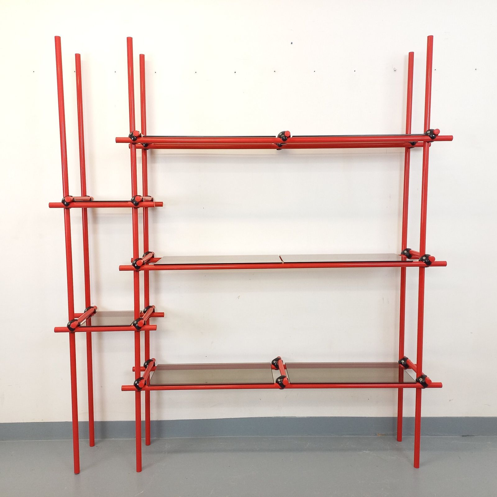 Italiaanse boekenkast in Bauhaus-stijl, rood metaal en rookglas photo furniture