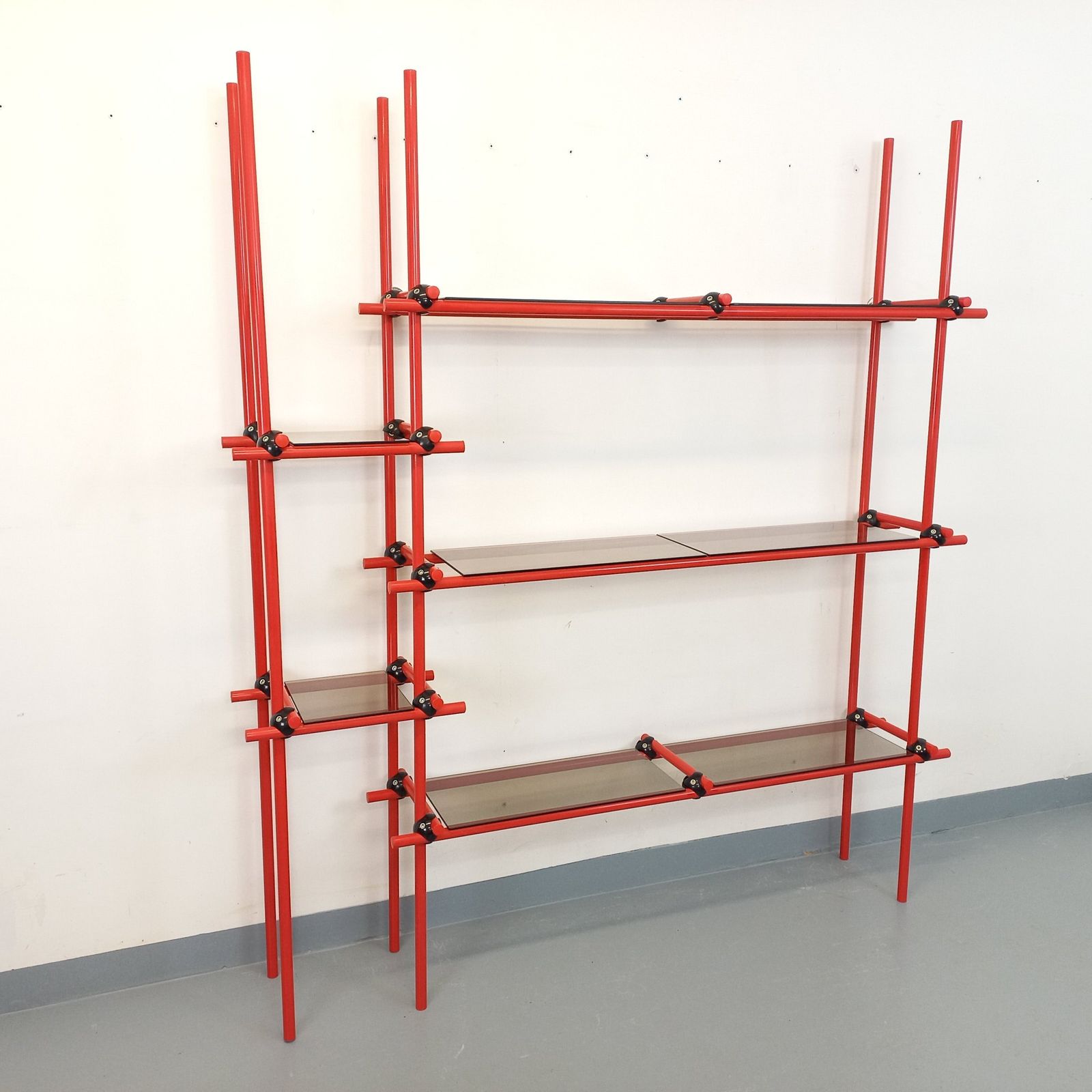 photo vinterior Italiaanse boekenkast in Bauhaus-stijl, rood metaal en rookglas