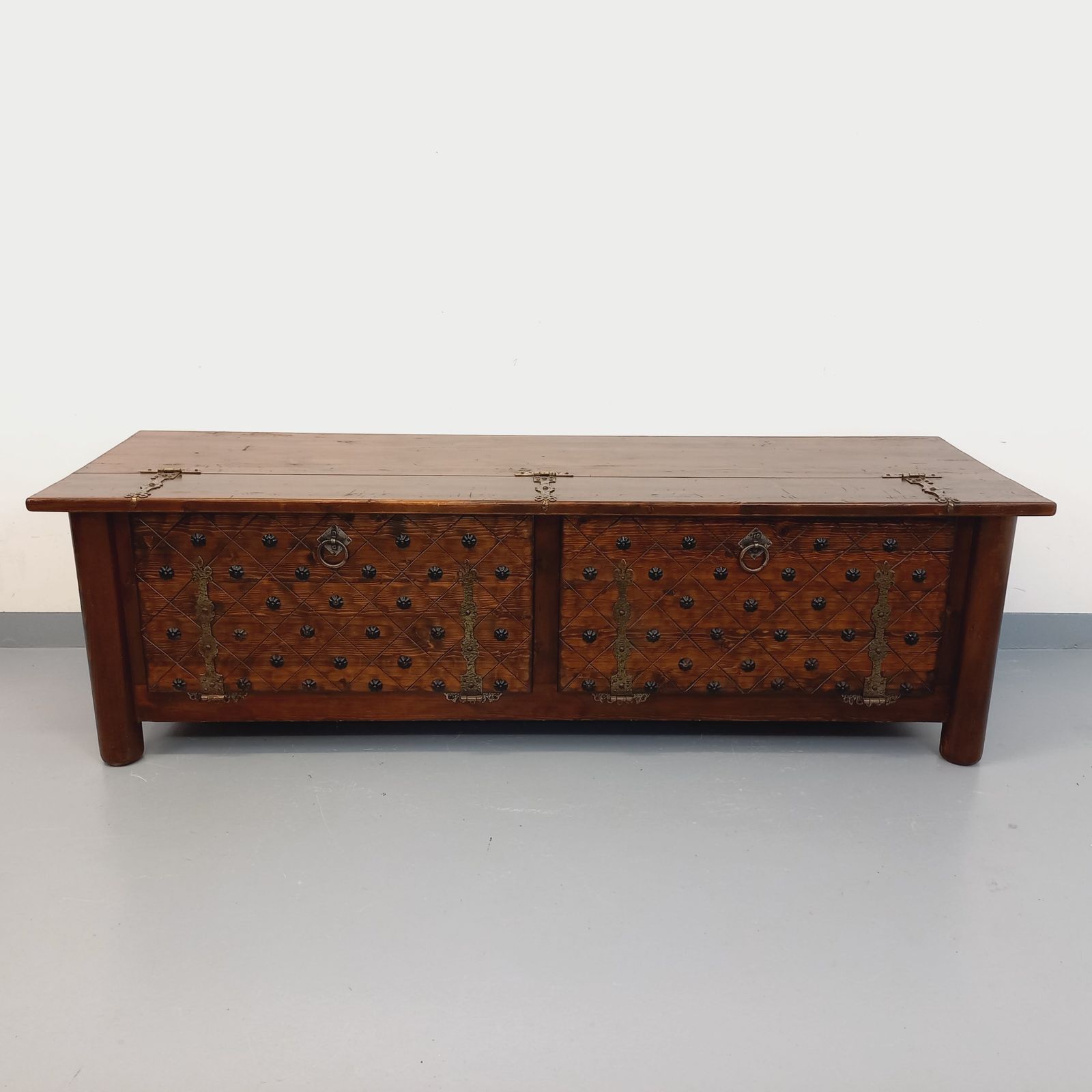Georges Robert Brutalist Pine Dressoir photo Meubels