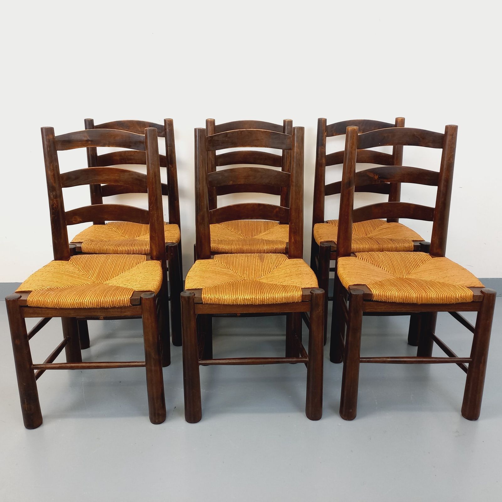 6 Brutalistische stoelen van Georges Robert in hout en stro
