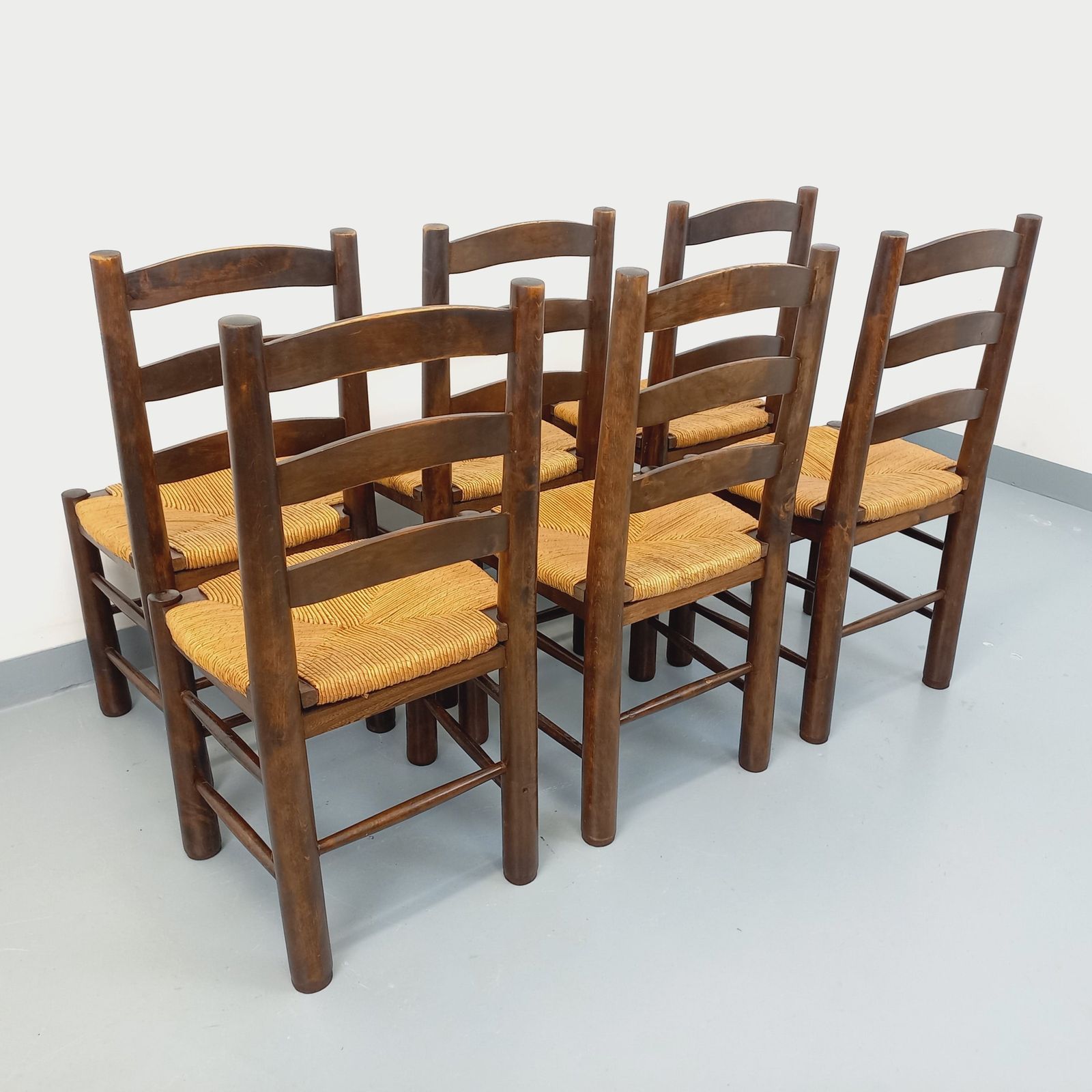 6 Brutalistische stoelen van Georges Robert in hout en stro photo Meubels