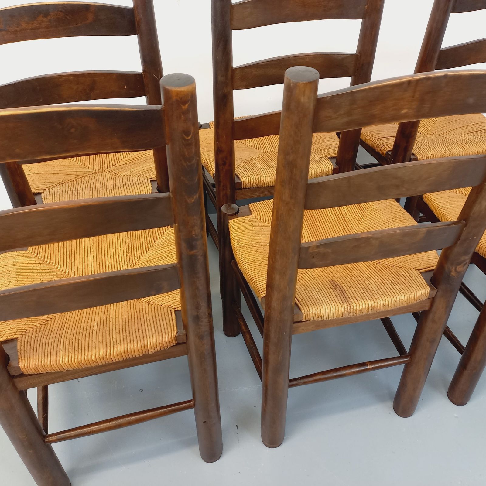 photo buy 6 Brutalistische stoelen van Georges Robert in hout en stro