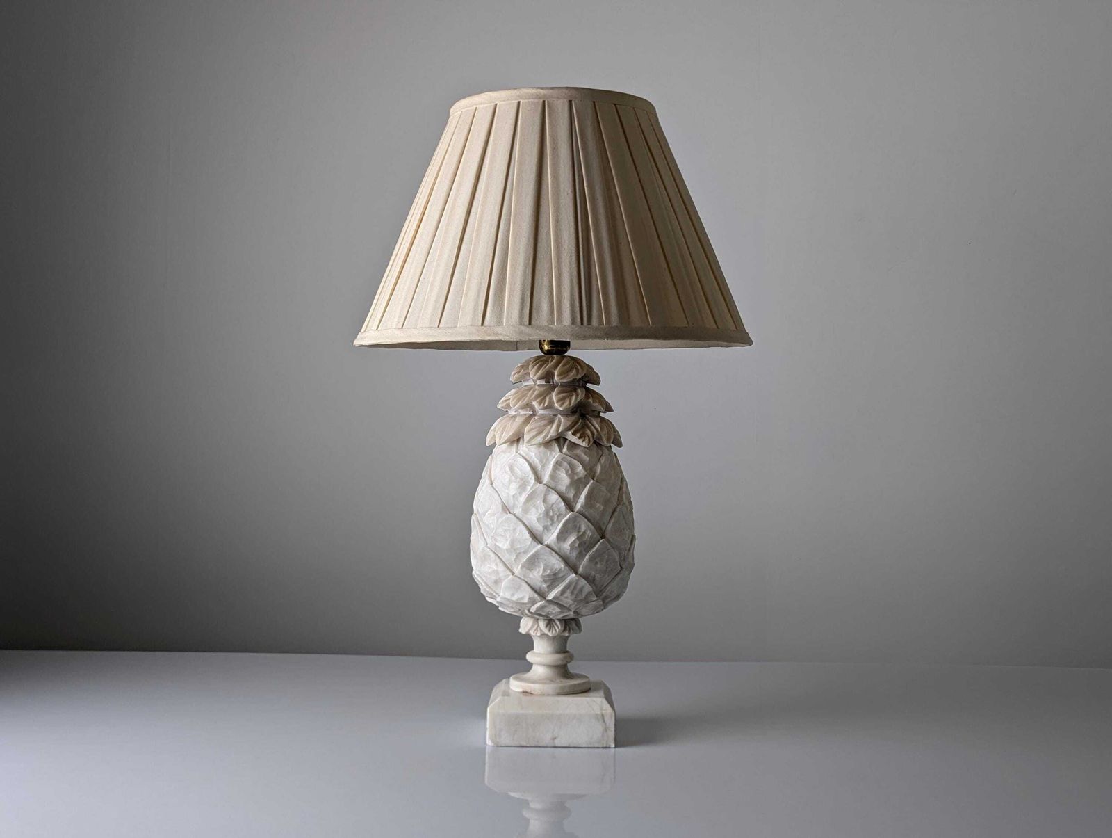 Lampe de table en albâtre sculpté à la main en forme d'ananas, Art déco, France, Paris, années 1930 photo furniture