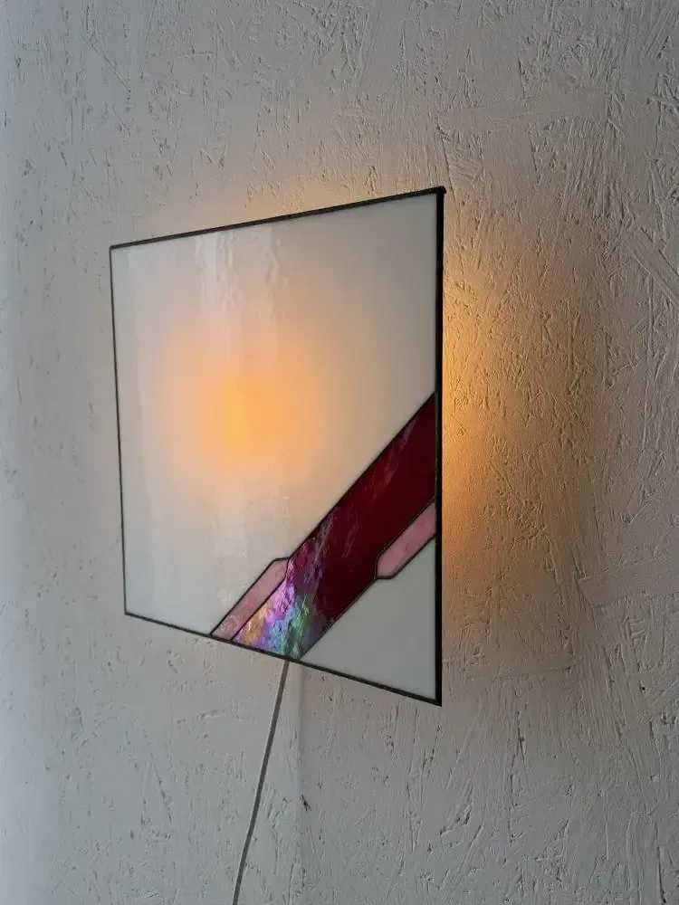 Architectonische glas-in-lood wandlamp met getextureerd glas
