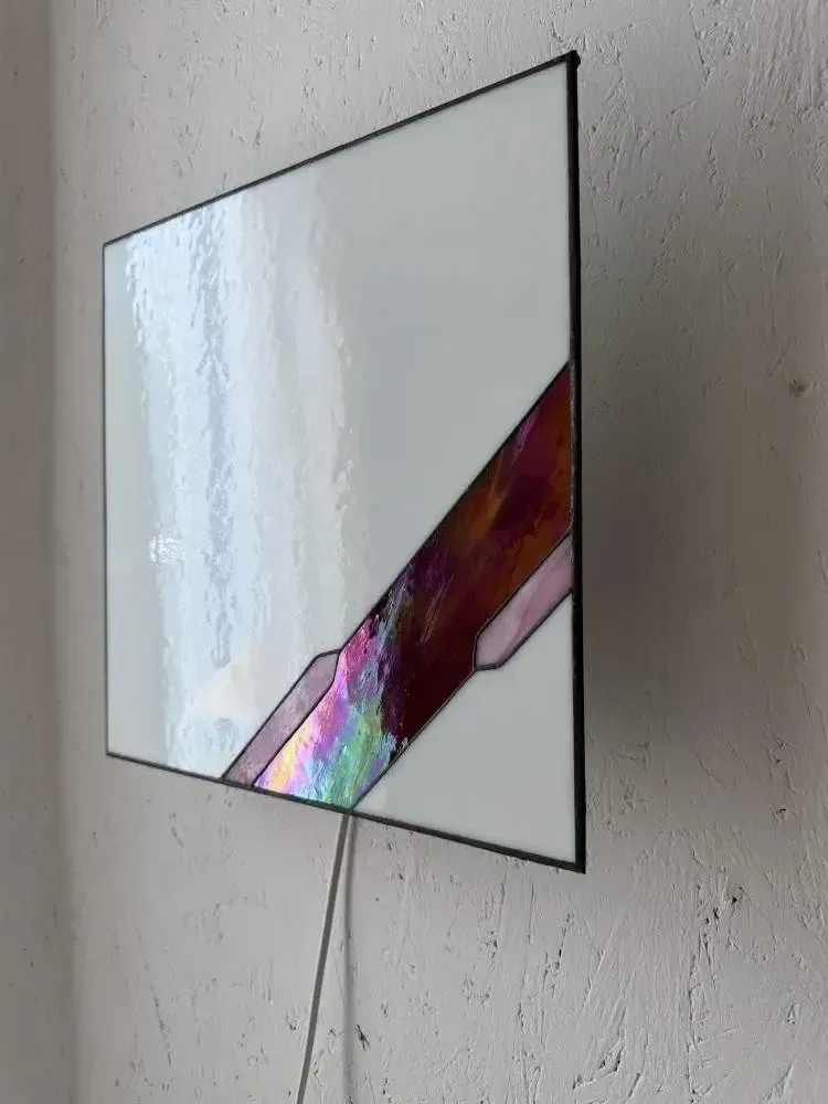 Architectonische glas-in-lood wandlamp met getextureerd glas photo vinterior