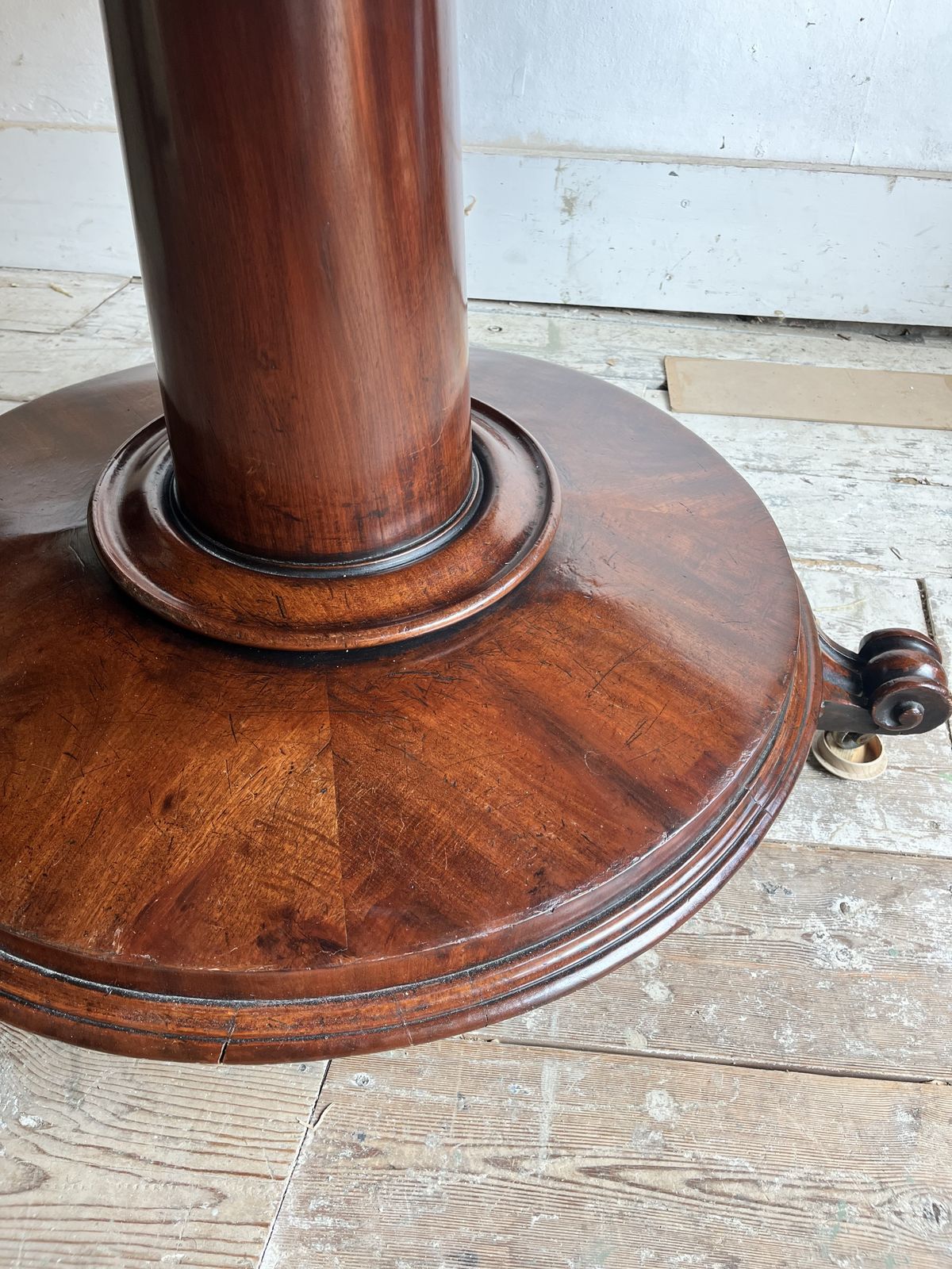 1195.0 Early Victorian Circular Mahogany Tilt Top Dining Table photo