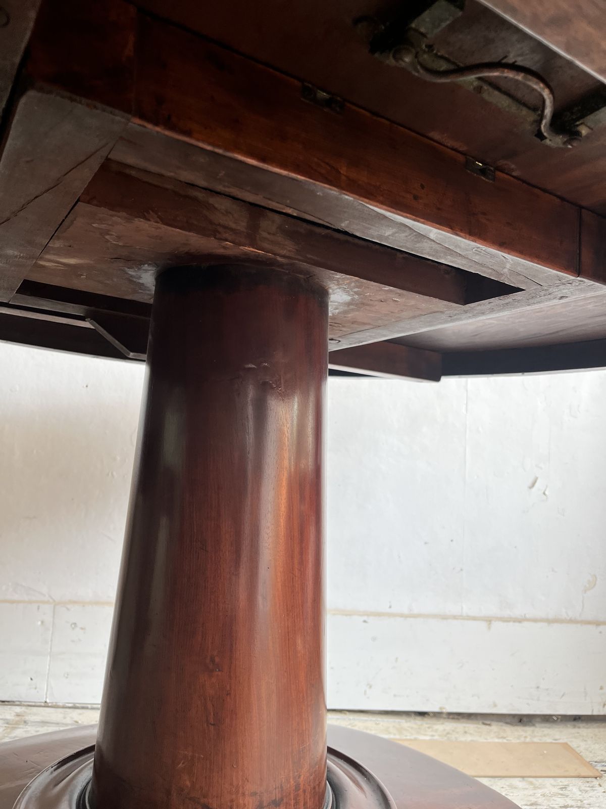photo vinterior Early Victorian Circular Mahogany Tilt Top Dining Table