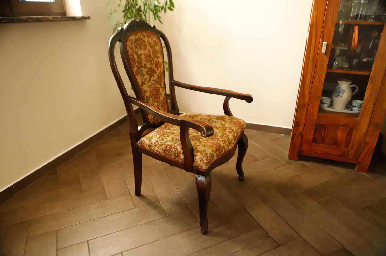 Antieke Queen Anne Revival Carver Fauteuil met Bloemen Tapijtbekleding photo Meubels
