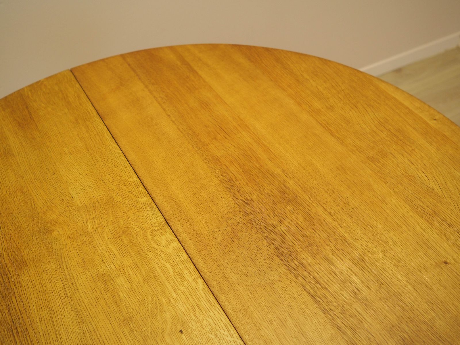 Ronde eettafel, Deens design, ca. jaren 1960, ontwerper: Henning Kjærnulf photo vintage