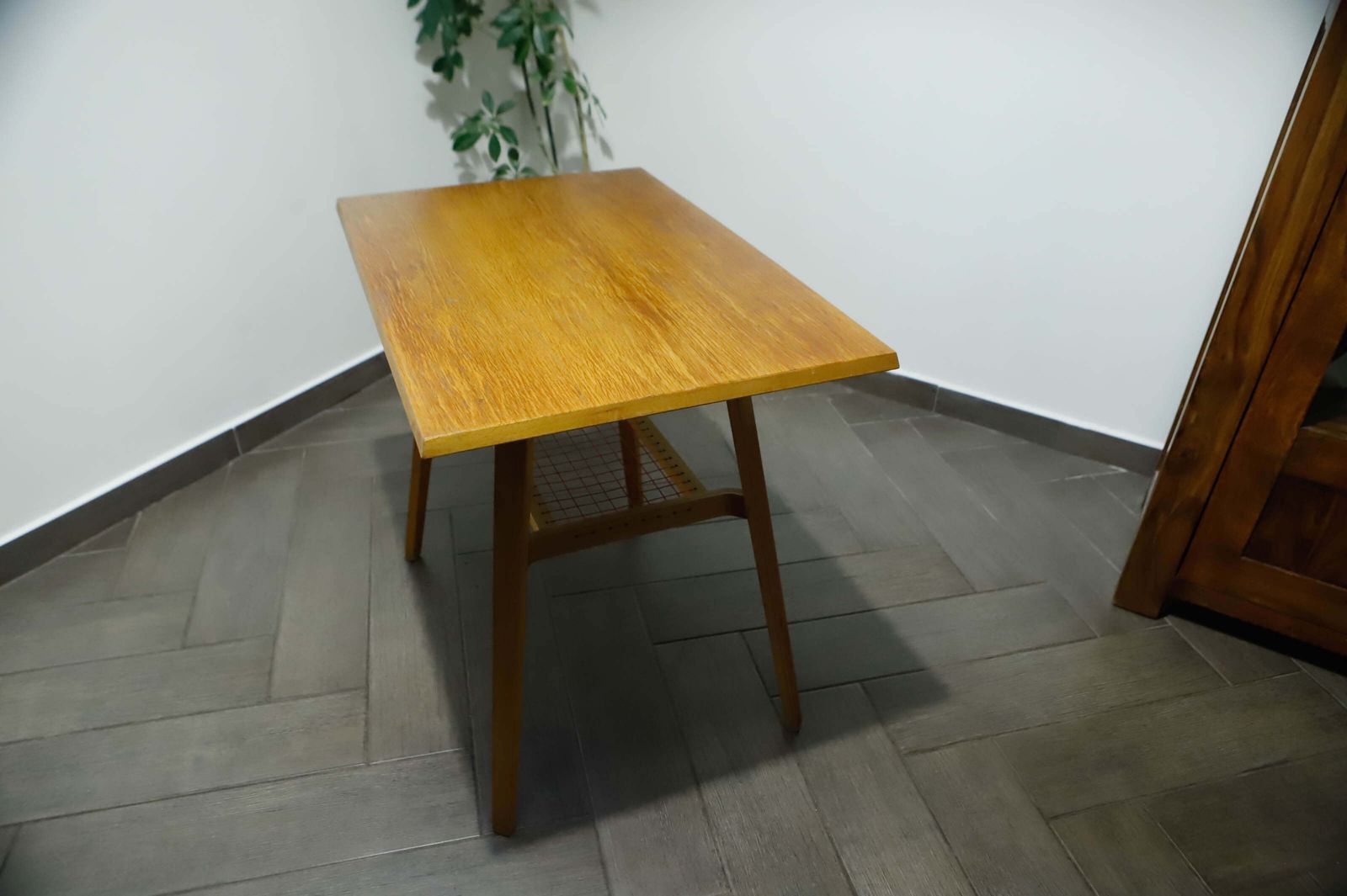Brussels-stijl retro tafel met rood gevlochten schap – Dřevopodnik Holešov photo 196.0