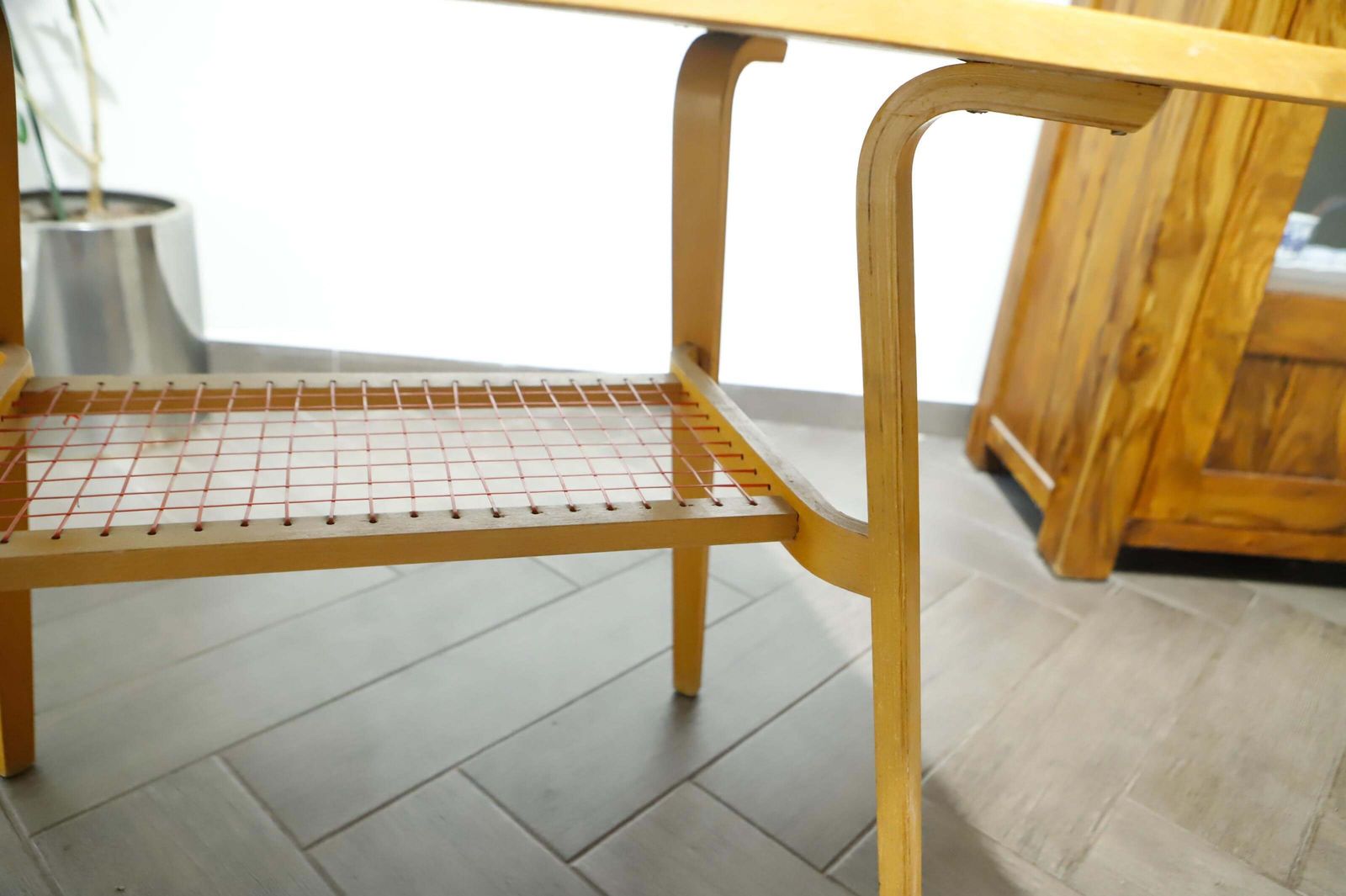 photo furniture Brussels-stijl retro tafel met rood gevlochten schap – Dřevopodnik Holešov