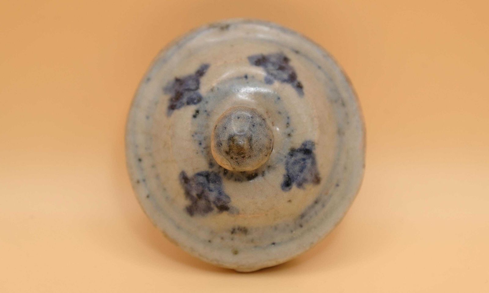 photo for sale Antiek Chinees provinciaal blauw-wit aardewerken pot | Late Qing, vroege Republiek, volkskunst, ca. 1880-1920