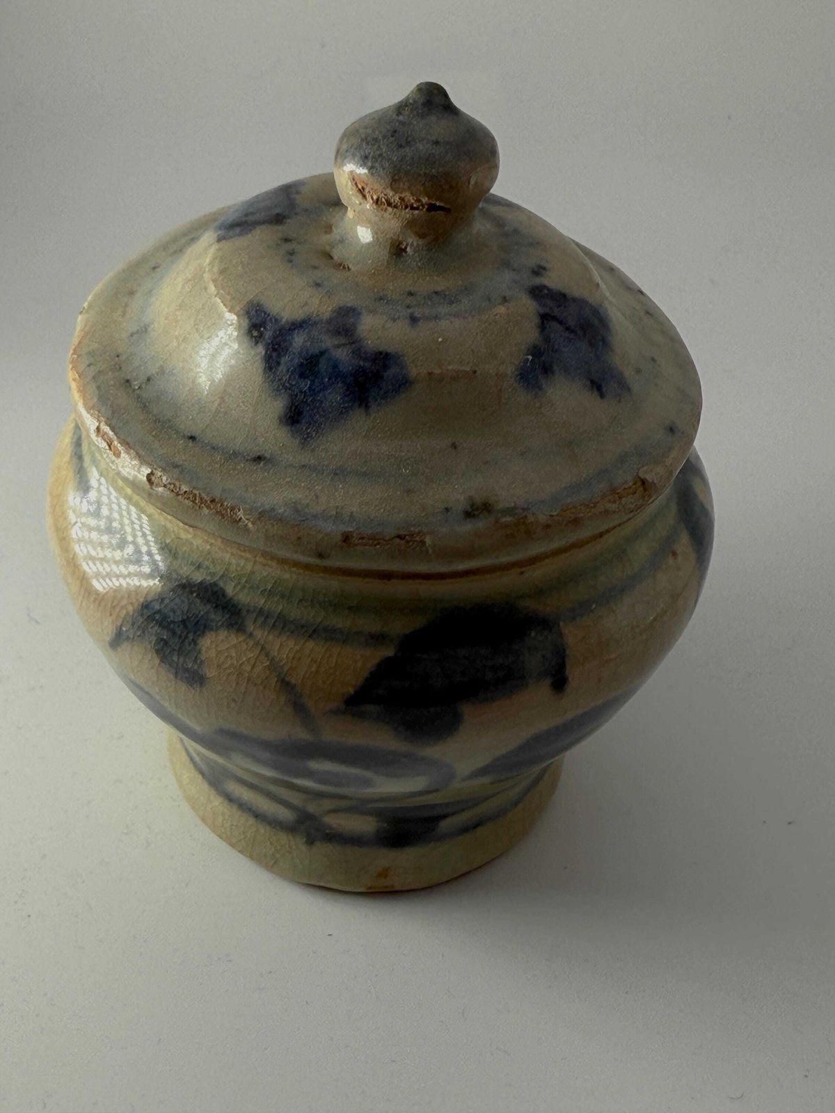 photo vinterior Antiek Chinees provinciaal blauw-wit aardewerken pot | Late Qing, vroege Republiek, volkskunst, ca. 1880-1920