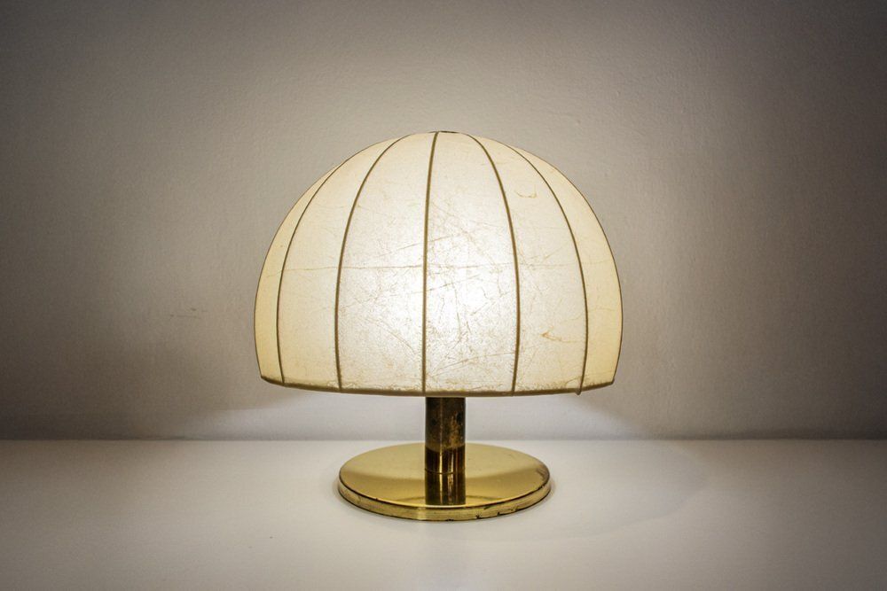 Italiaanse tafellamp met messing frame en cocoонkap, jaren 1970 photo furniture