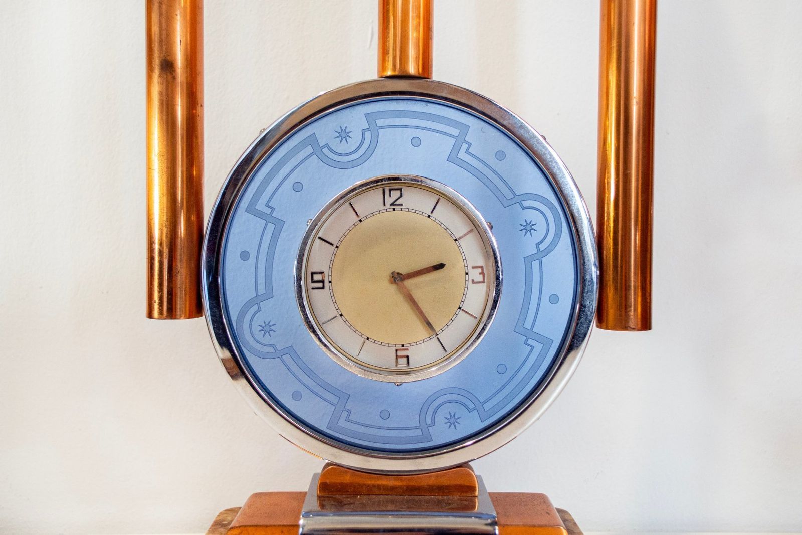 Art Deco Italiaanse glazen en marmeren klokklamp, jaren 1930 photo Woonaccessoires