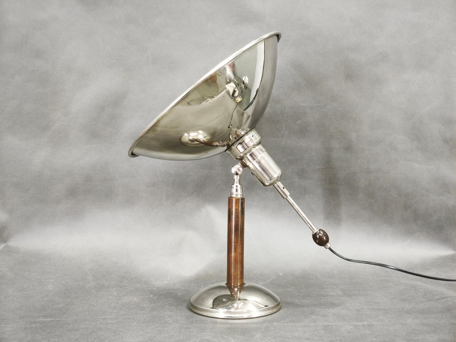 Lampe de table Bauhaus chromée avec manche en hêtre, Tchécoslovaquie, années 1930 photo vinterior