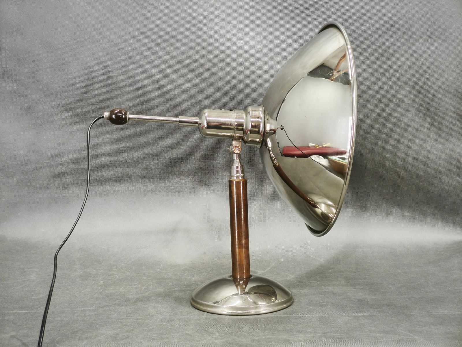 480.0 Bauhaus chromen tafellamp met beuken handgreep, Tsjecho-Slowakije, jaren 1930 photo