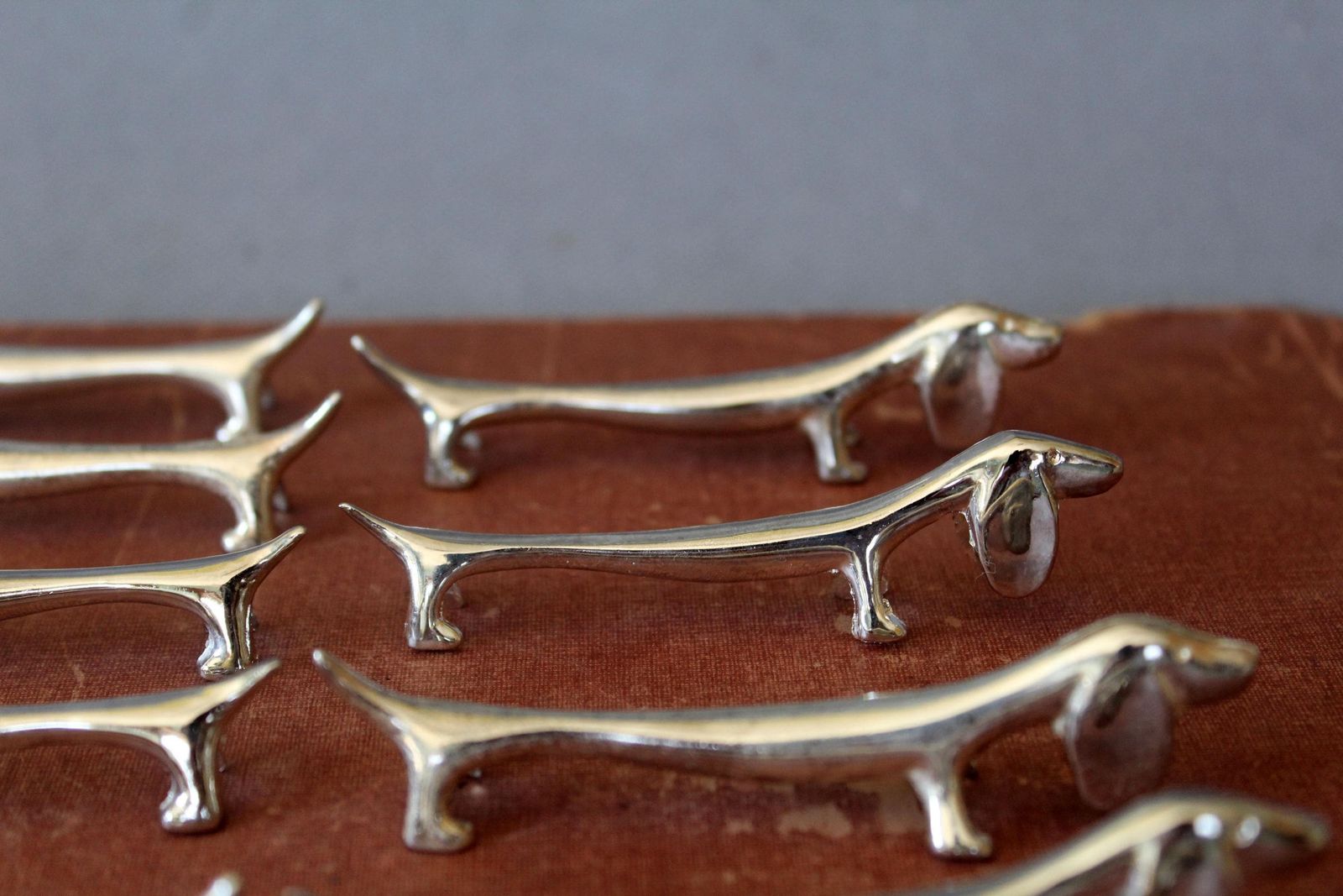 59.0 Vintage set van 11 zilvergekleurde messenleggers met hond, teckel, dierenfiguur – voor aan de eettafel, geschikt als stokjeslegger en besteklegger photo