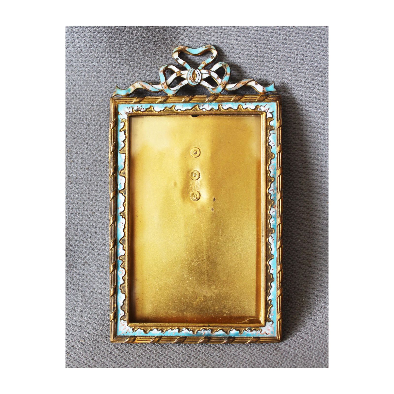 Cadre photo d'époque en bronze doré, émail champlevé, de style Louis XVI, XIXe siècle, fronton en ruban, éclat sur le verre