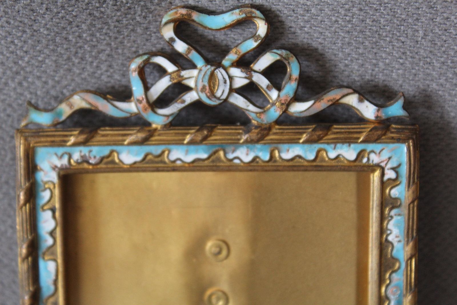 Cadre photo d'époque en bronze doré, émail champlevé, de style Louis XVI, XIXe siècle, fronton en ruban, éclat sur le verre photo Décoration