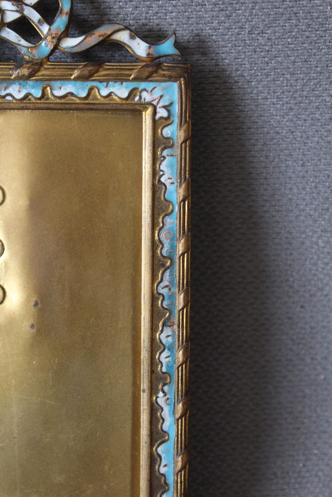 Cadre photo d'époque en bronze doré, émail champlevé, de style Louis XVI, XIXe siècle, fronton en ruban, éclat sur le verre photo vinterior