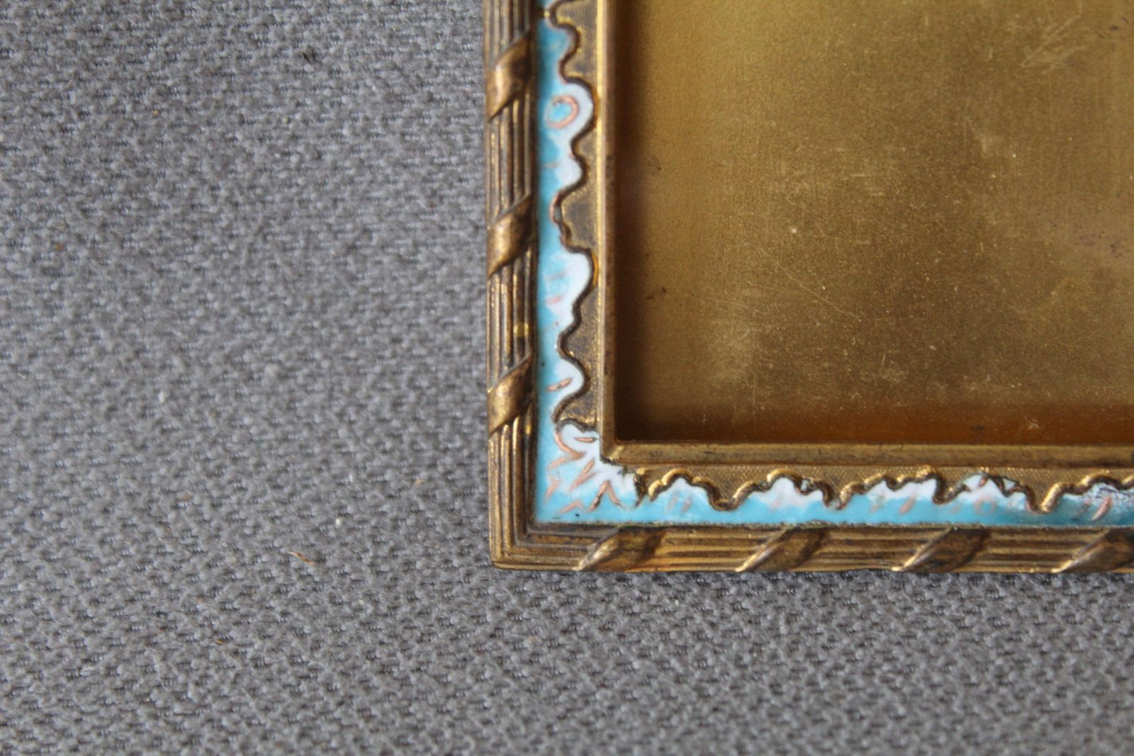 Cadre photo d'époque en bronze doré, émail champlevé, de style Louis XVI, XIXe siècle, fronton en ruban, éclat sur le verre photo buy