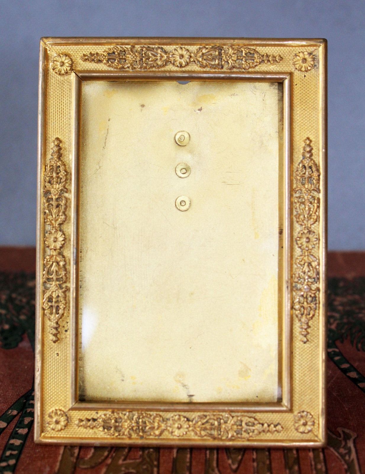 Antiek verguld bronzen Frans fotolijstje, 19e eeuw, gedreven motief, Louis XVI-stijl, Napoleon XIX photo vinterior
