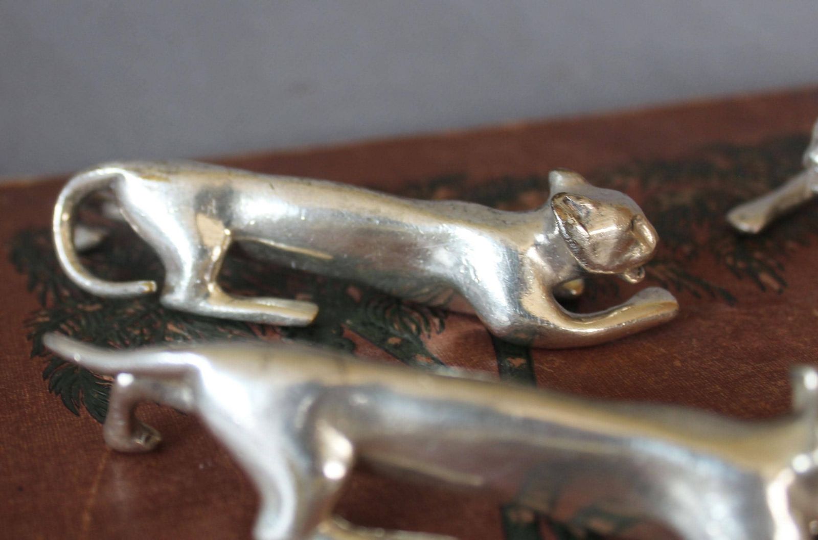 Porte-couteaux d'époque Art Nouveau, étain, motif lion, lot de 6, attribué à Kayserzinn Allemagne, design Jugendstil, vers 1900-1910 photo buy