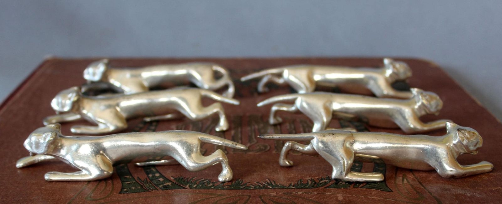 Porte-couteaux d'époque Art Nouveau, étain, motif lion, lot de 6, attribué à Kayserzinn Allemagne, design Jugendstil, vers 1900-1910 photo vintage