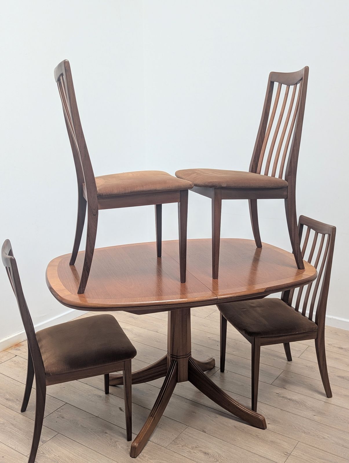 Table à manger et 4 chaises Gplan William Lawrence vintage, livraison disponible, réf. 0348. photo 920.0