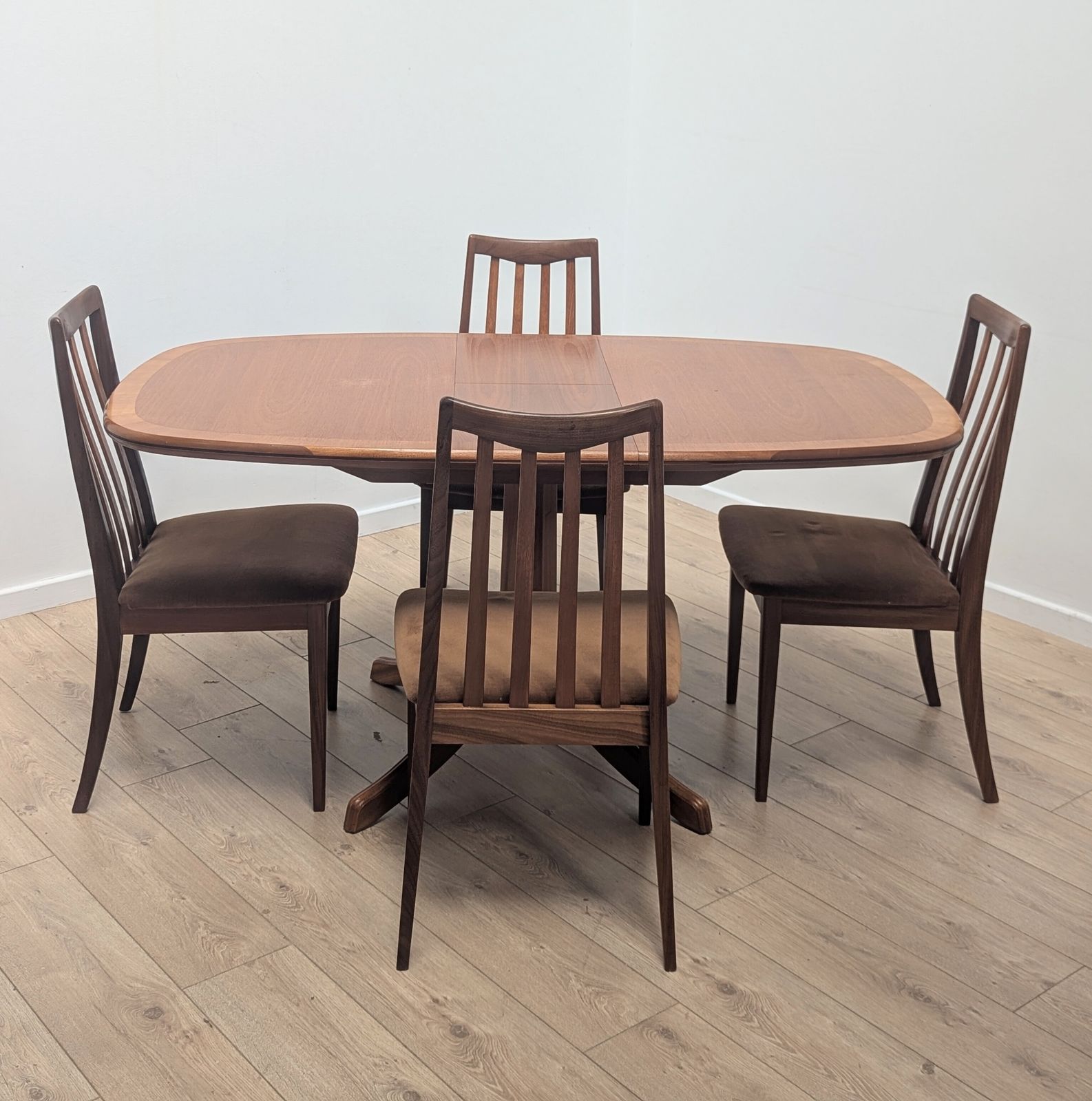 photo for sale Table à manger et 4 chaises Gplan William Lawrence vintage, livraison disponible, réf. 0348.