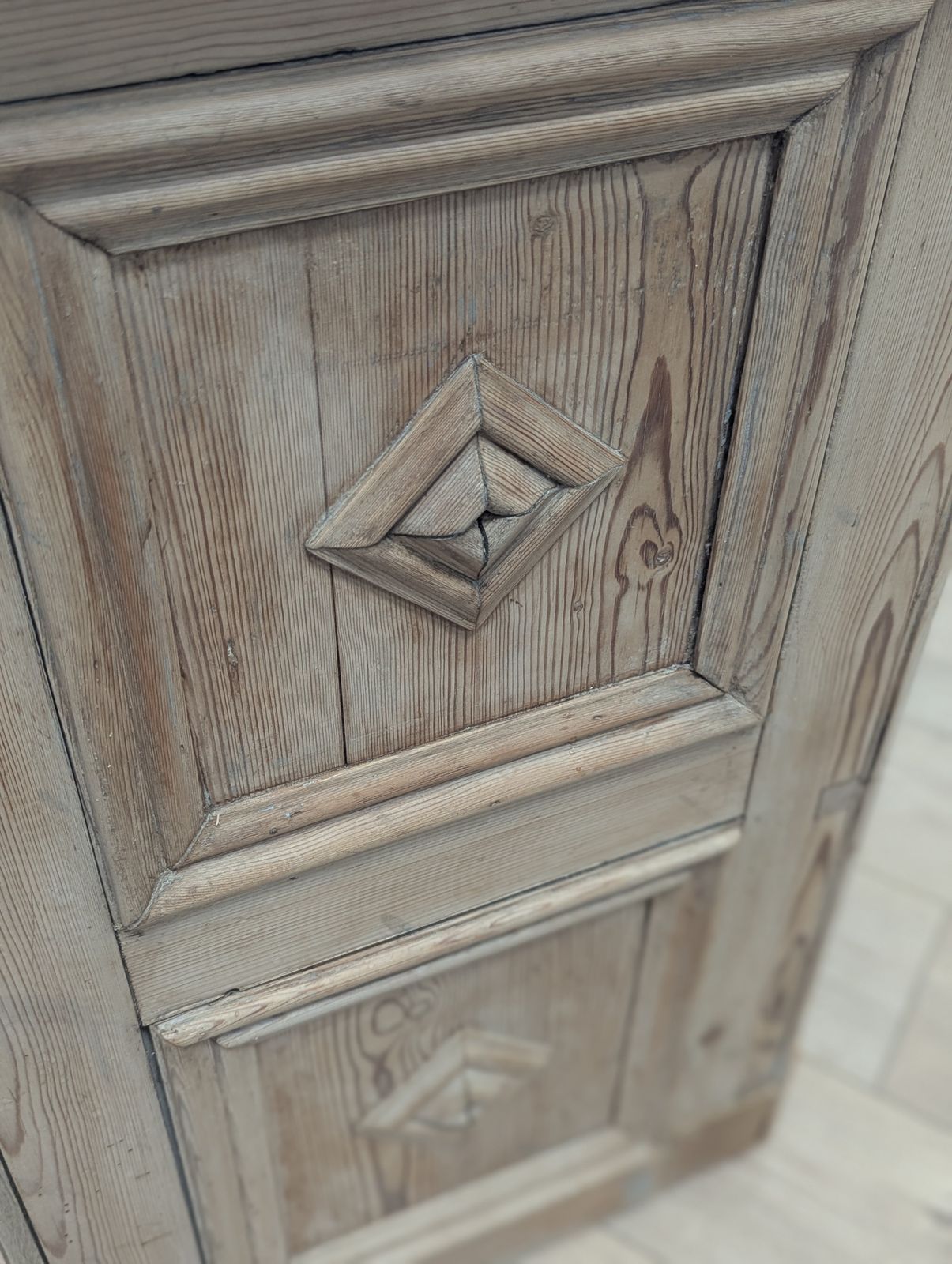 Armoire vintage victorienne en pin sculpté, 2 tiroirs et porte, livraison disponible 0358. photo buy