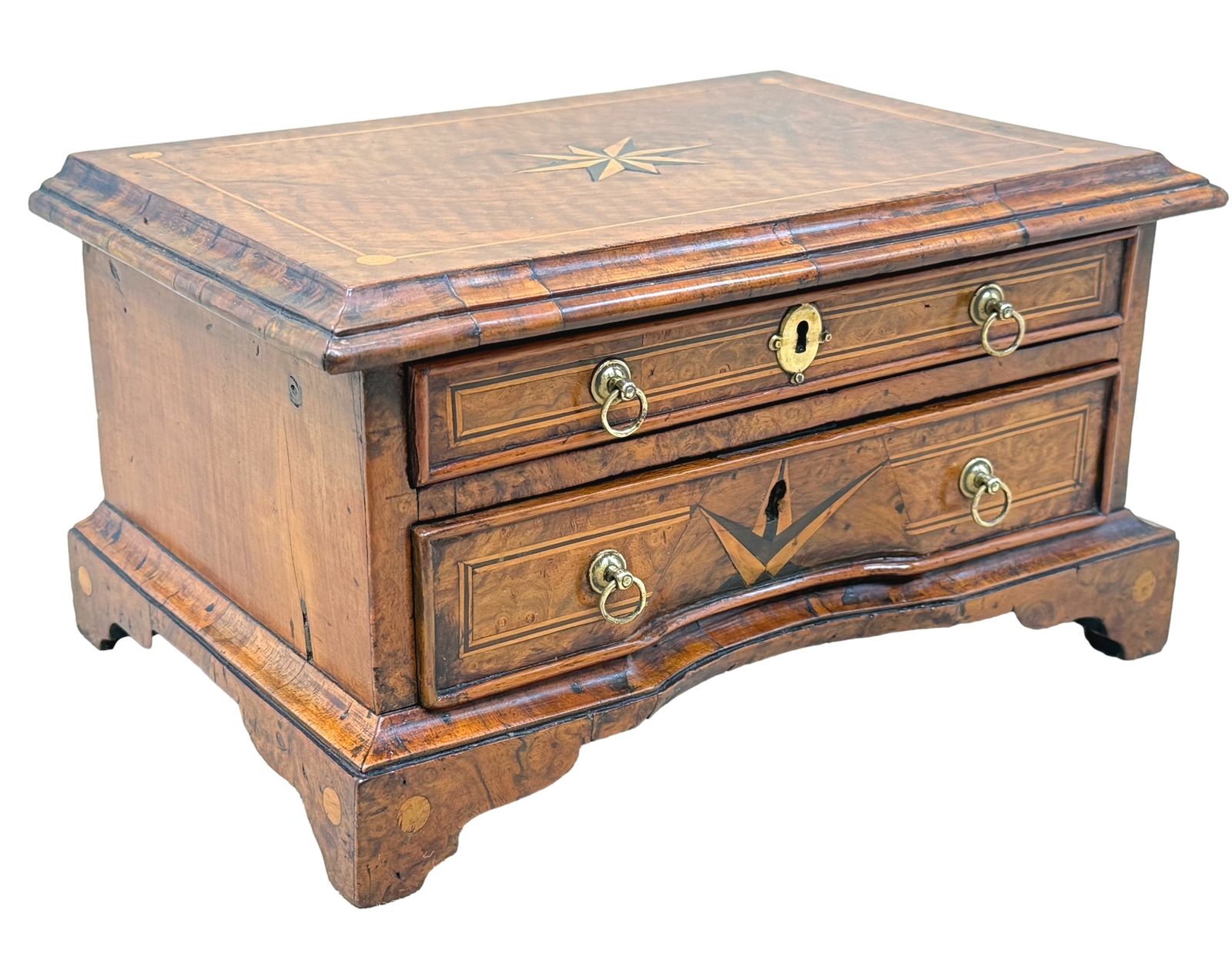 photo for sale Rare miniature commode en noyer, début du XVIIIe siècle (Angleterre, vers 1720)