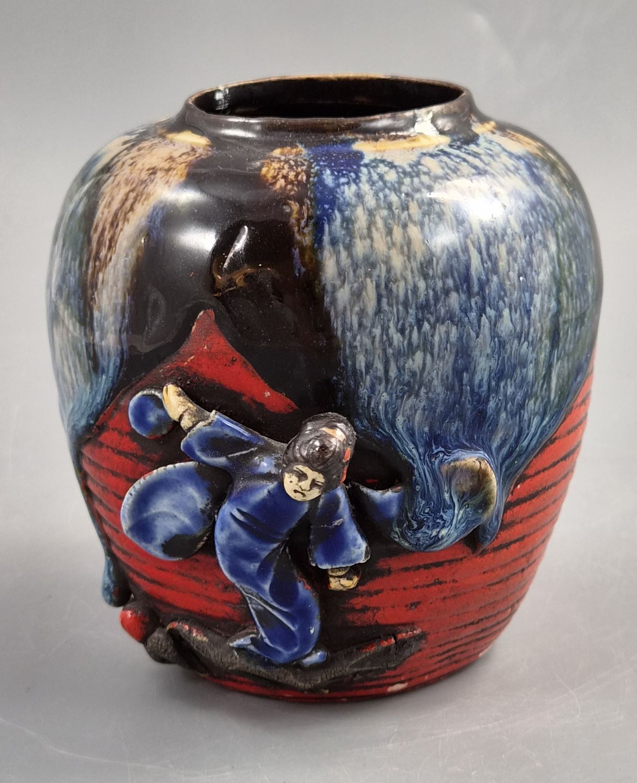 Japanse Sumida Gawa vaas, klimmende figuur, blauwe flambéglazuur, Taishō-Shōwa ca. 1920-1930