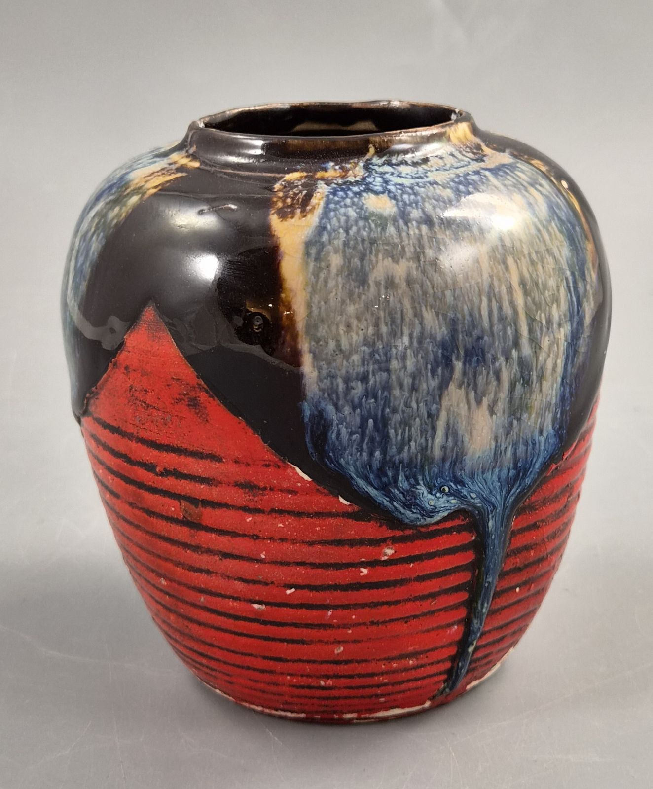 Japanse Sumida Gawa vaas, klimmende figuur, blauwe flambéglazuur, Taishō-Shōwa ca. 1920-1930 photo for sale