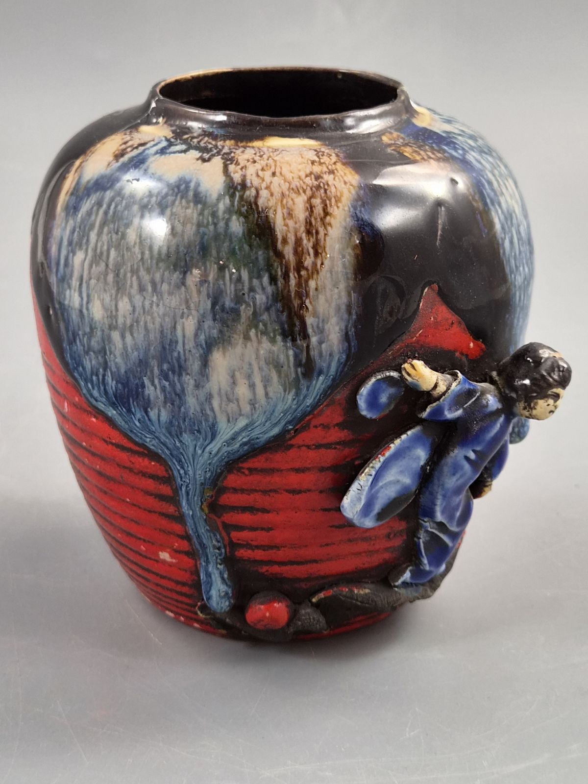Japanse Sumida Gawa vaas, klimmende figuur, blauwe flambéglazuur, Taishō-Shōwa ca. 1920-1930 photo vinterior