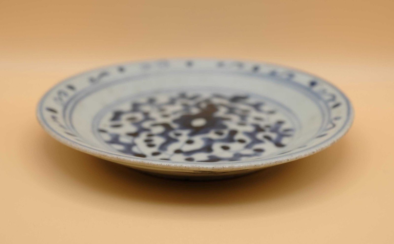 Antiek Chinees blauw-wit provinciaal bord, handgeschilderd granaatappelmotief, Ming-stijl photo vinterior