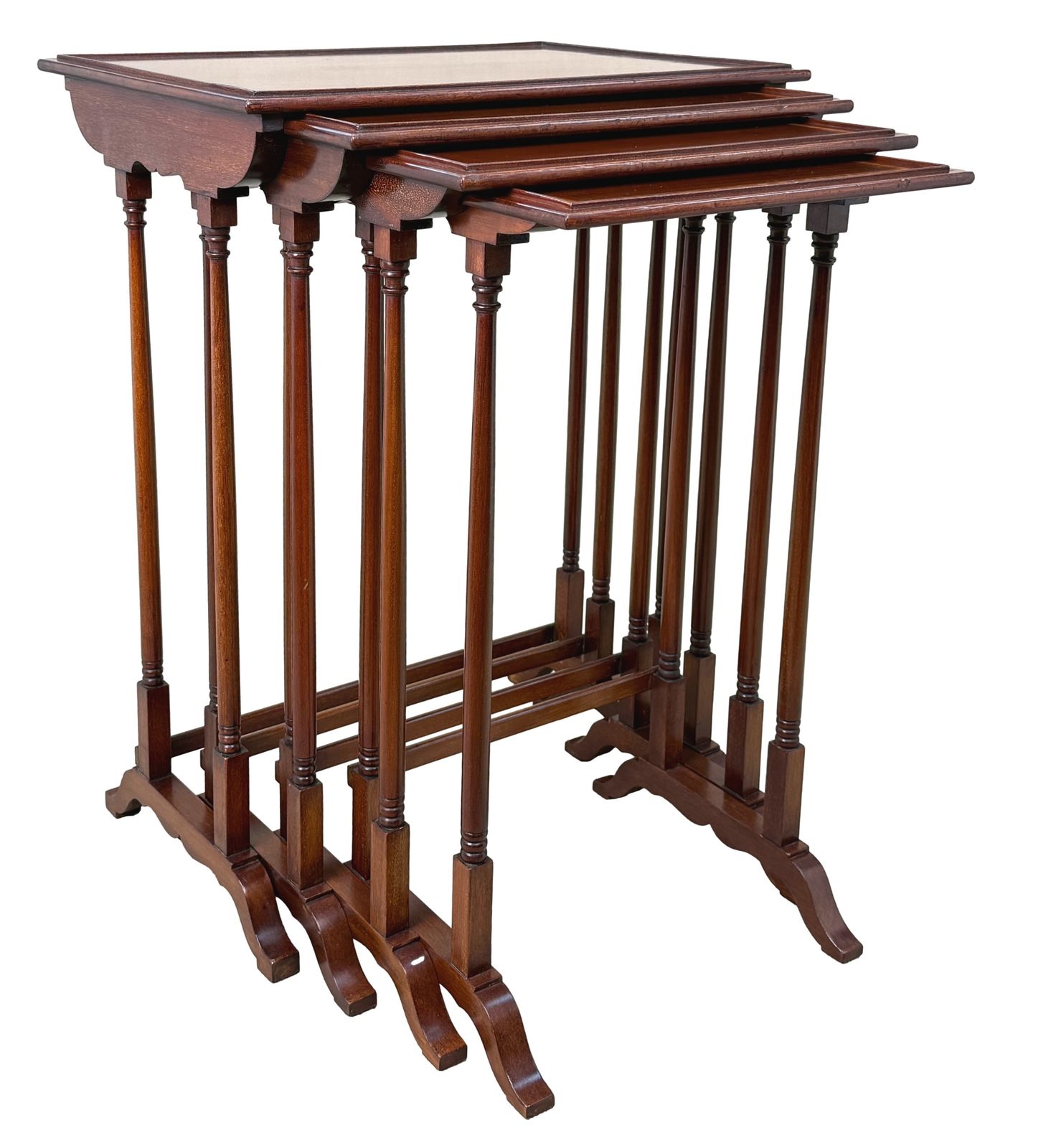 photo for sale Quartetto de quatre tables basses gigognes en acajou, XIXe siècle (Angleterre, vers 1880)
