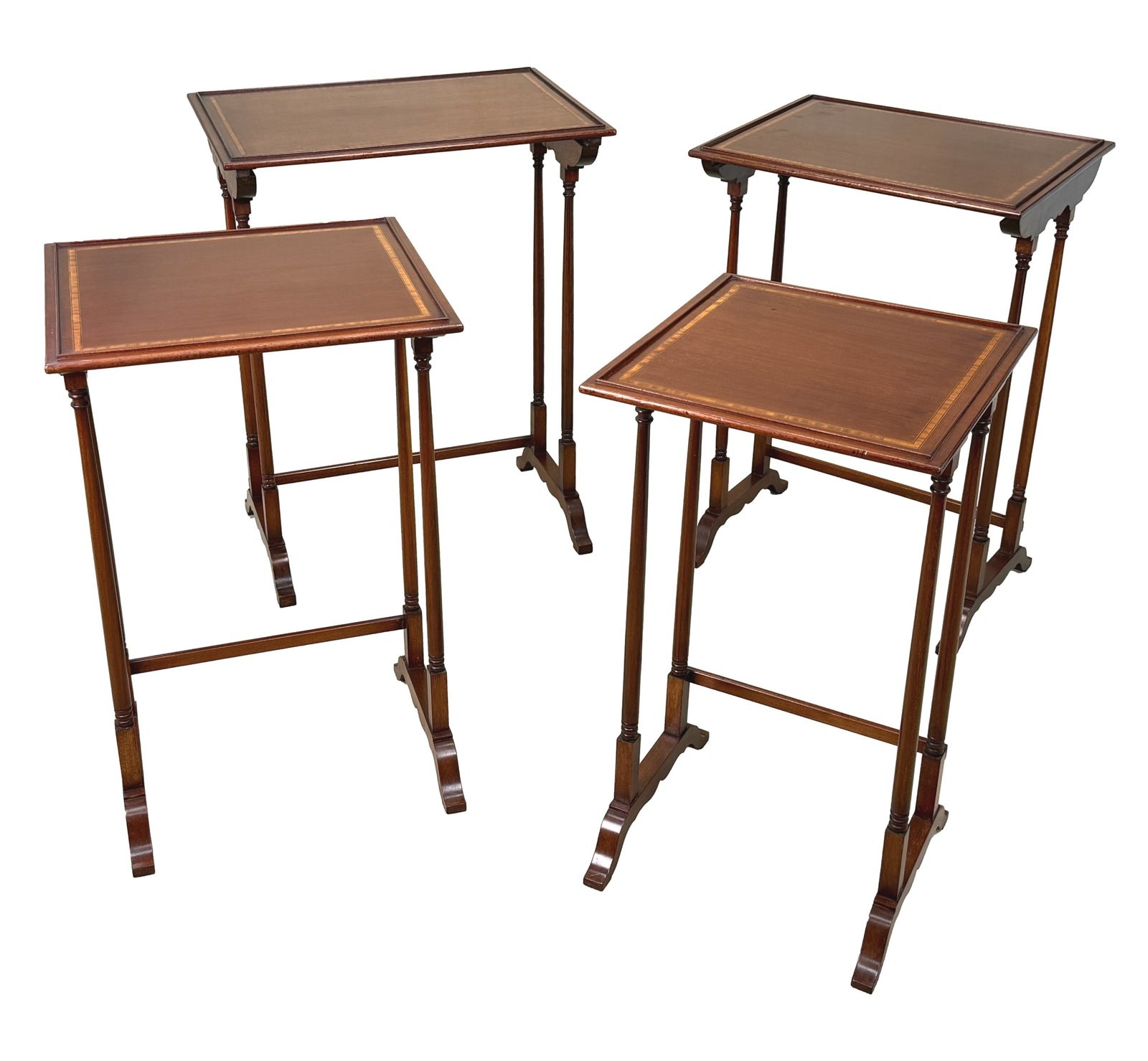 photo vinterior Quartetto de quatre tables basses gigognes en acajou, XIXe siècle (Angleterre, vers 1880)