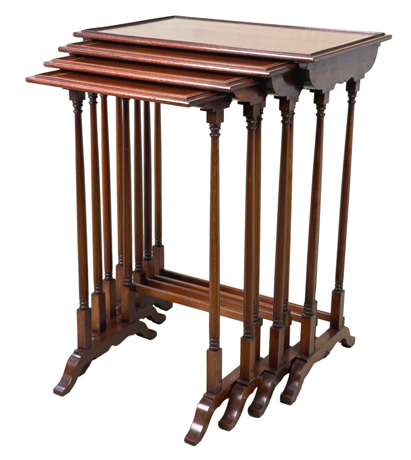 Quartetto de quatre tables basses gigognes en acajou, XIXe siècle (Angleterre, vers 1880)