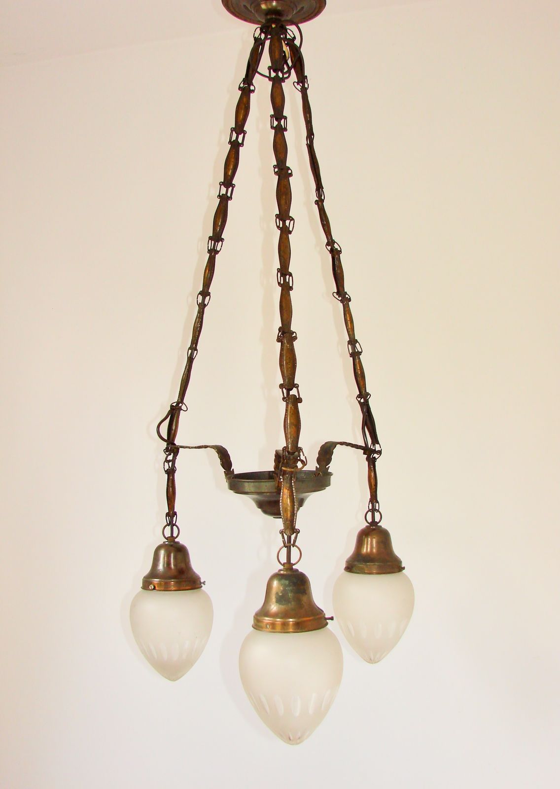 photo furniture Een art deco hanglamp uit de jaren 1930
