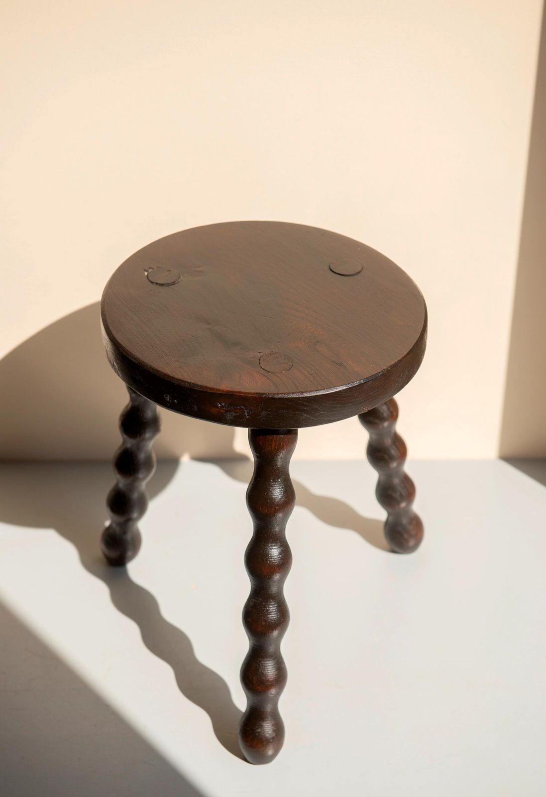 Antieke bobbin melkkruk   Handgemaakt eikenhouten plantenstandaard   Rustieke Franse landelijke kruk photo furniture