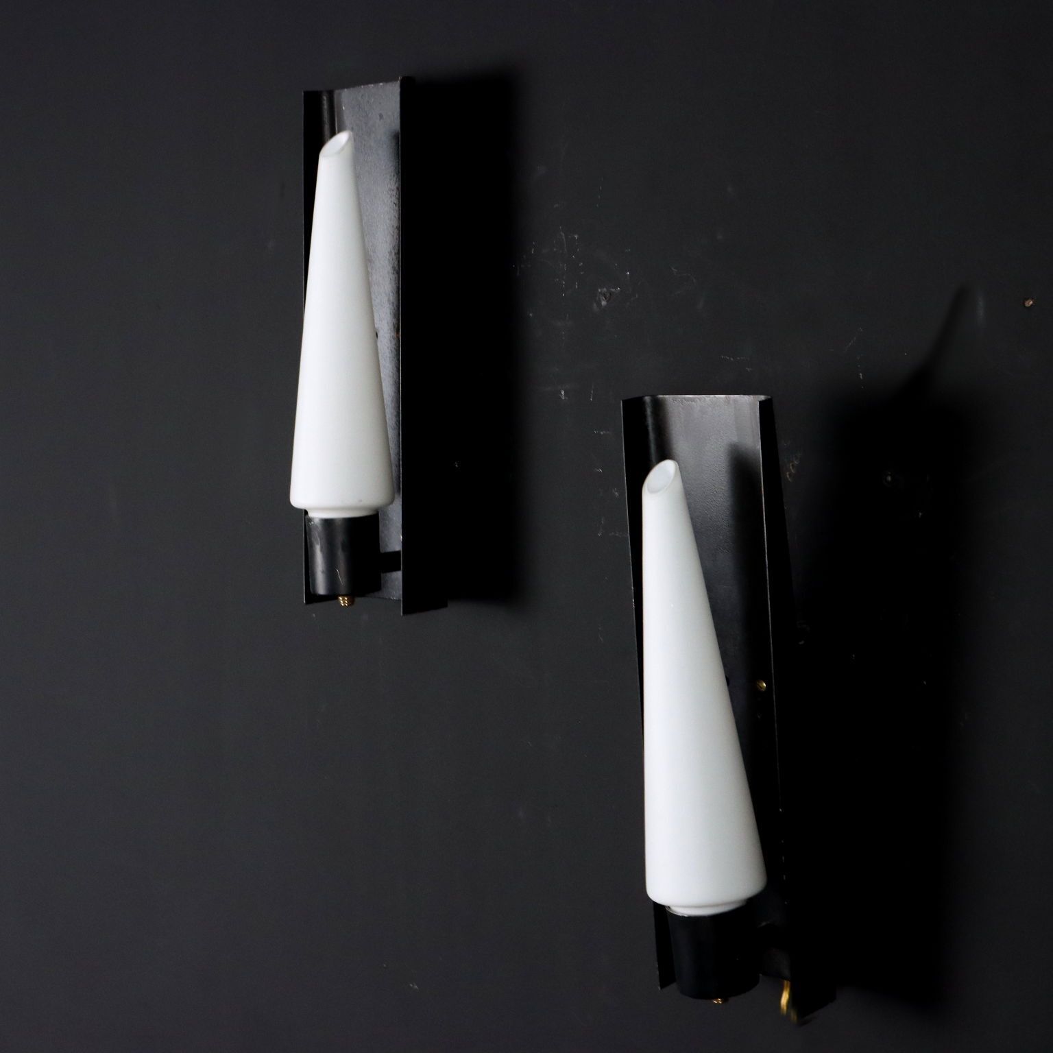 Paar wandlampen, opalineglas, Italië, jaren 1960 photo furniture