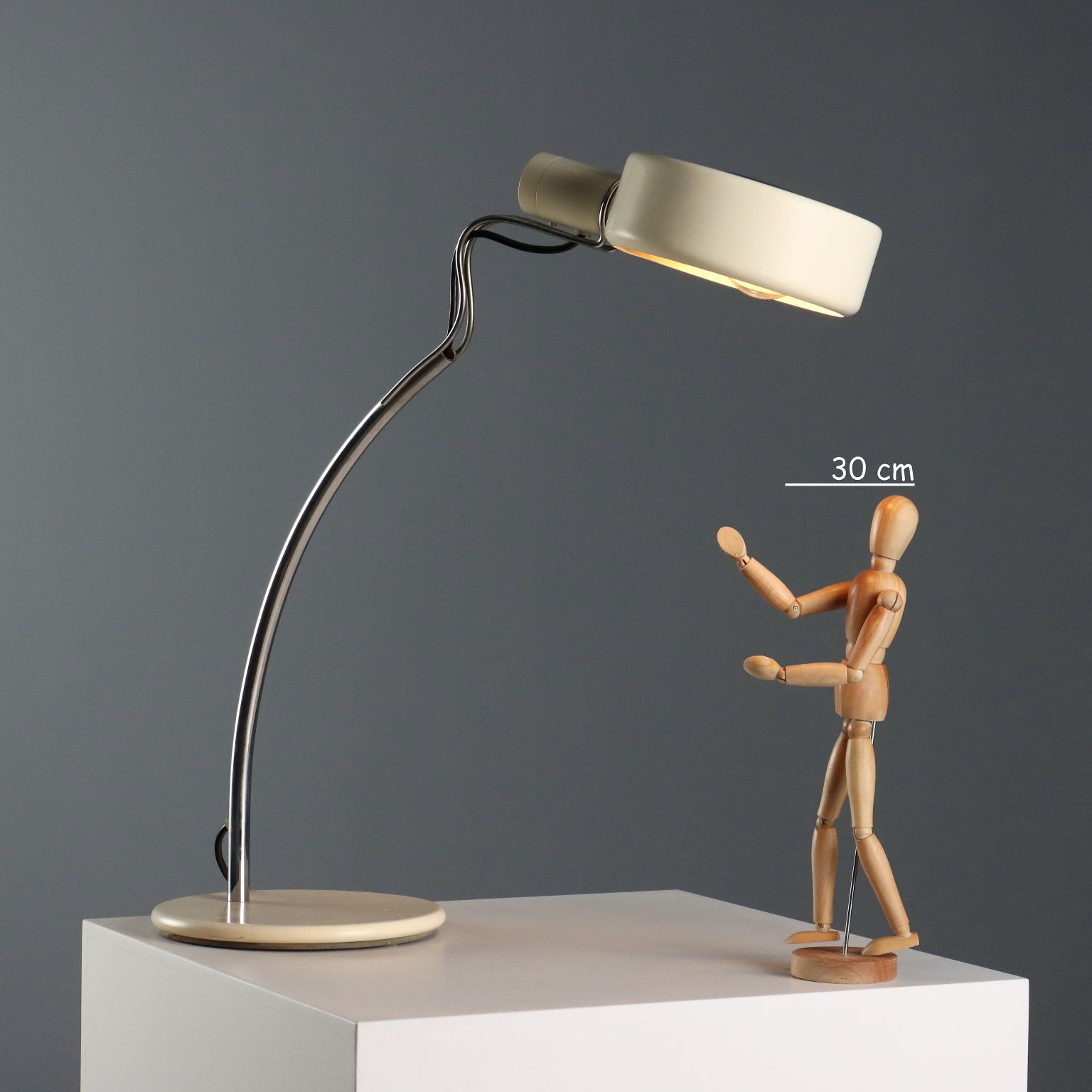 Lampe Fontana Arte Salice en métal émaillé et chromé, par Richard Carruthers, années 1980 photo furniture