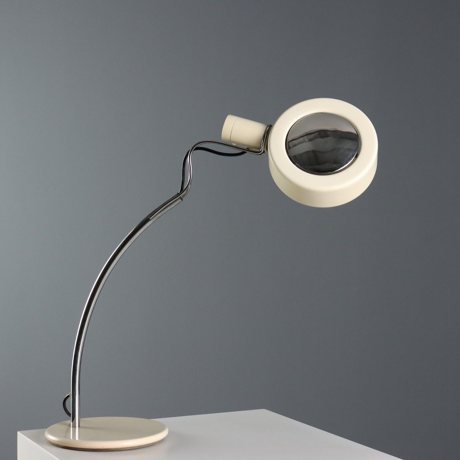 Lampe Fontana Arte Salice en métal émaillé et chromé, par Richard Carruthers, années 1980 photo vinterior