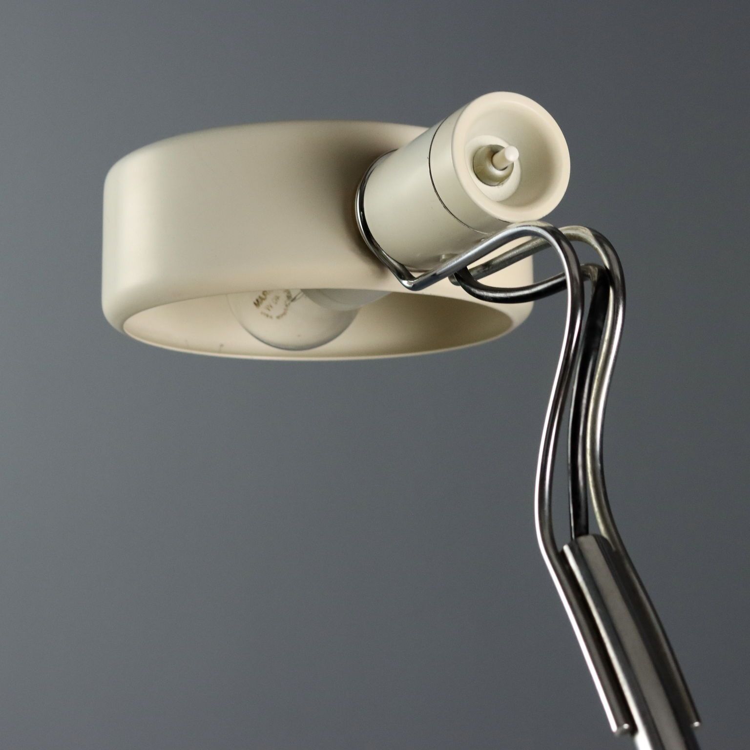 Lampe Fontana Arte Salice en métal émaillé et chromé, par Richard Carruthers, années 1980 photo buy