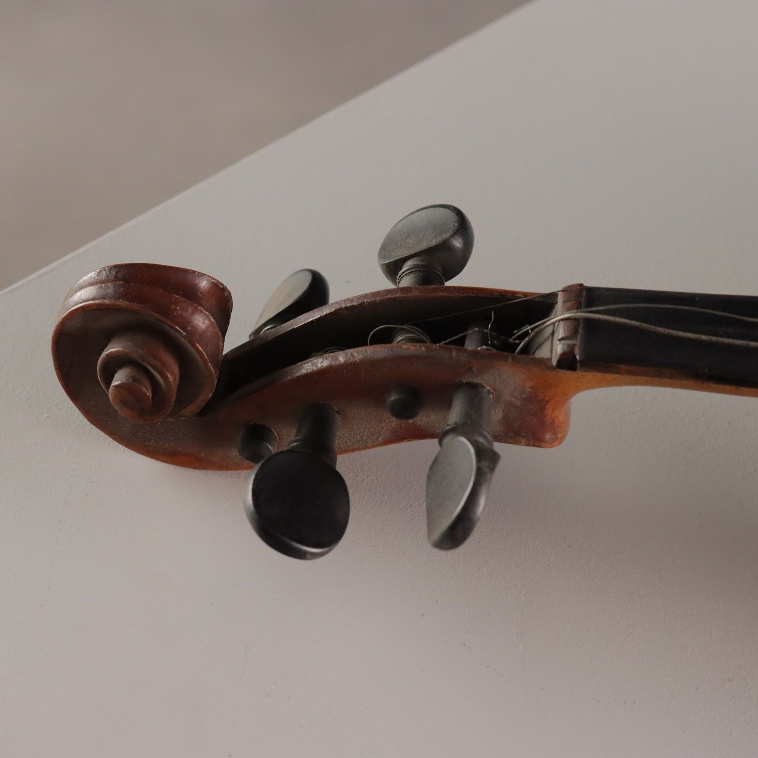 Violon d'époque avec étui en bois, France, seconde moitié du XIXe siècle photo vinterior