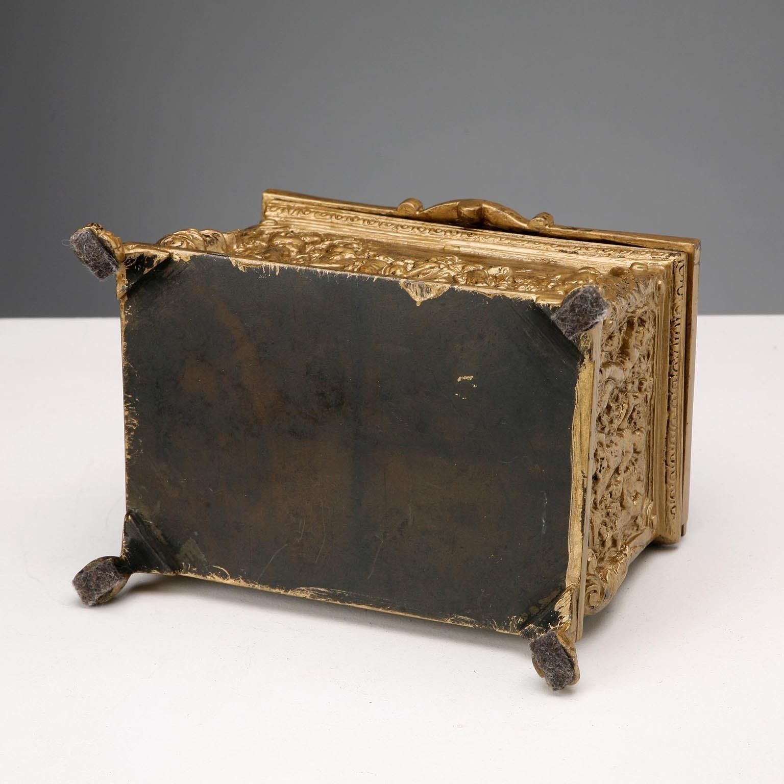 Antiek bronzen kistje met arbeidstaferelen, Italië, 20e eeuw photo buy