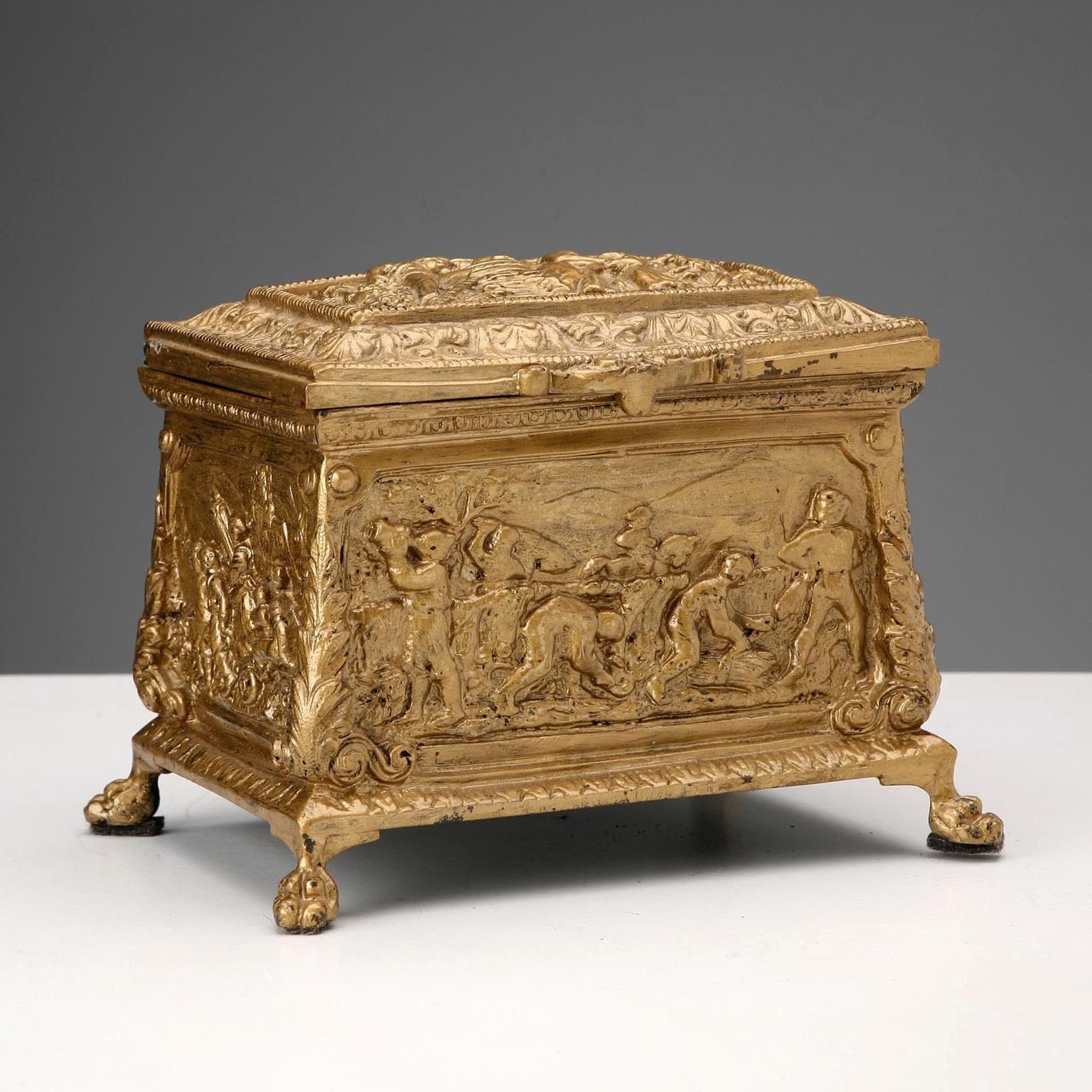 photo furniture Antiek bronzen kistje met arbeidstaferelen, Italië, 20e eeuw
