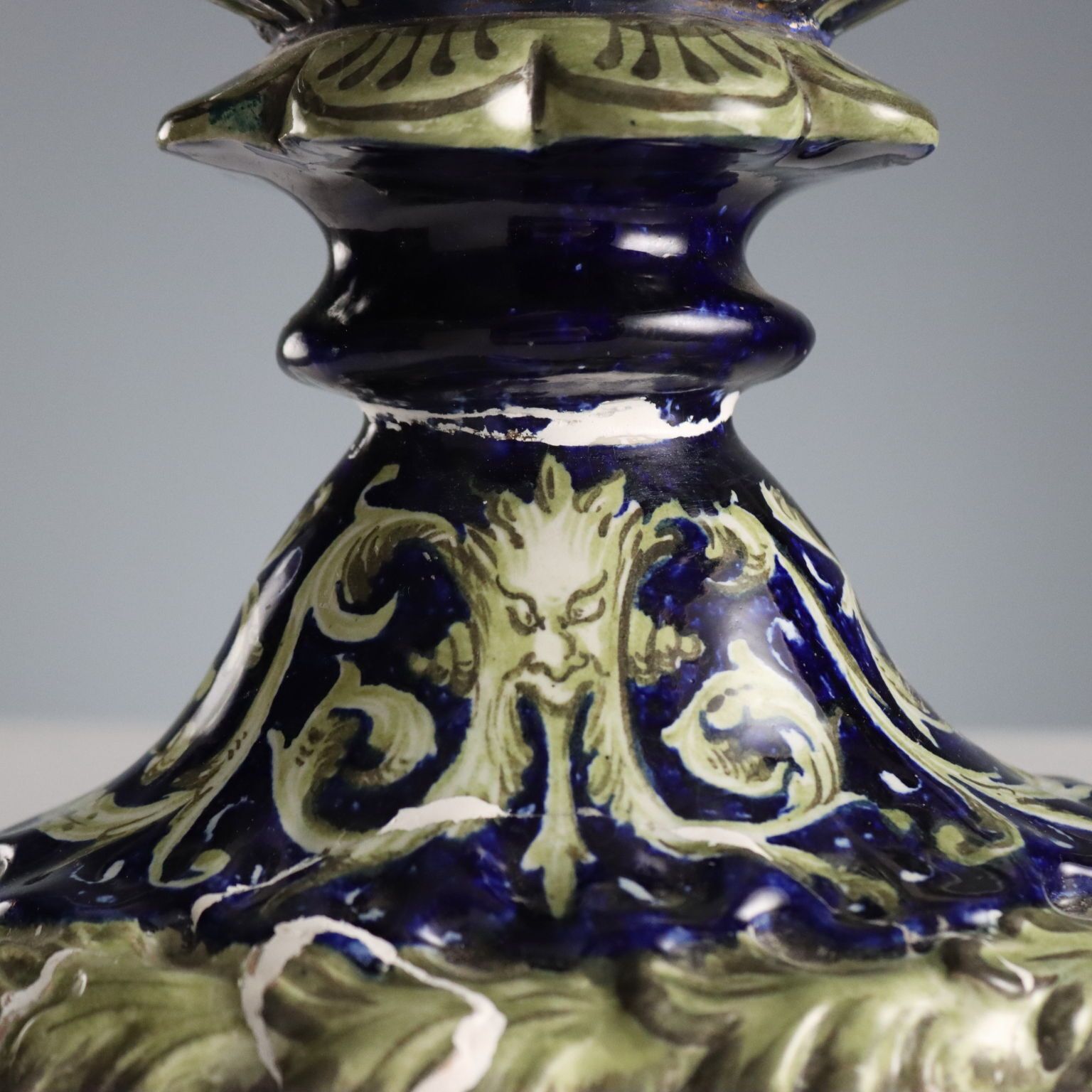 Amphores d'époque en majolique de style néo-Renaissance, Italie, XIXe siècle photo vinterior